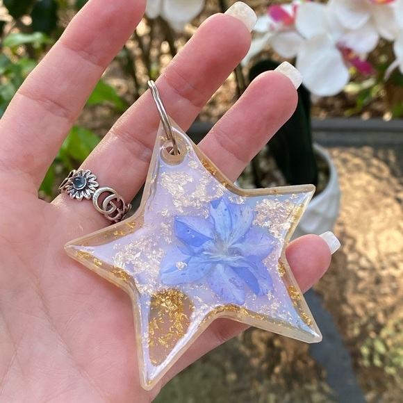 Floral Star Shaped Purple Flower Gold Flake Keychain Resin Art - Picture 4 of 13